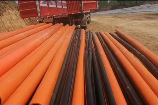 新鄉(xiāng)MPP電力管配送到貨.jpg 新鄉MPP電力管配送到貨.jpg